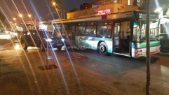  بالصور: حافلة تتسبب بأزمة مرورية خانقة وسط مدينة يافا